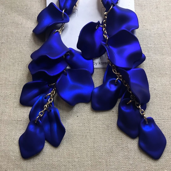 Arrived! Blue flower petal dangle earrings! - Picture 3 of 3